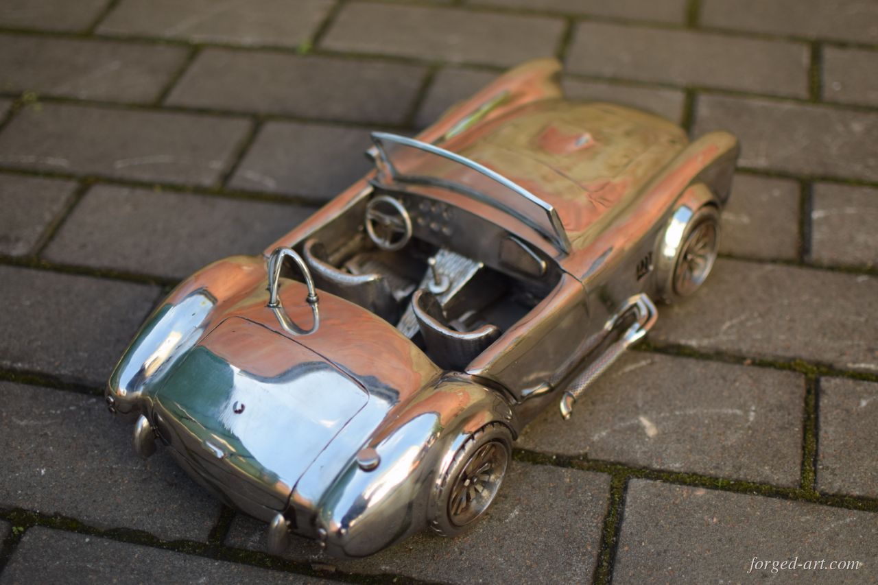 AC Shelby Cobra Roadster als Modell aus poliertem Edelstahl
