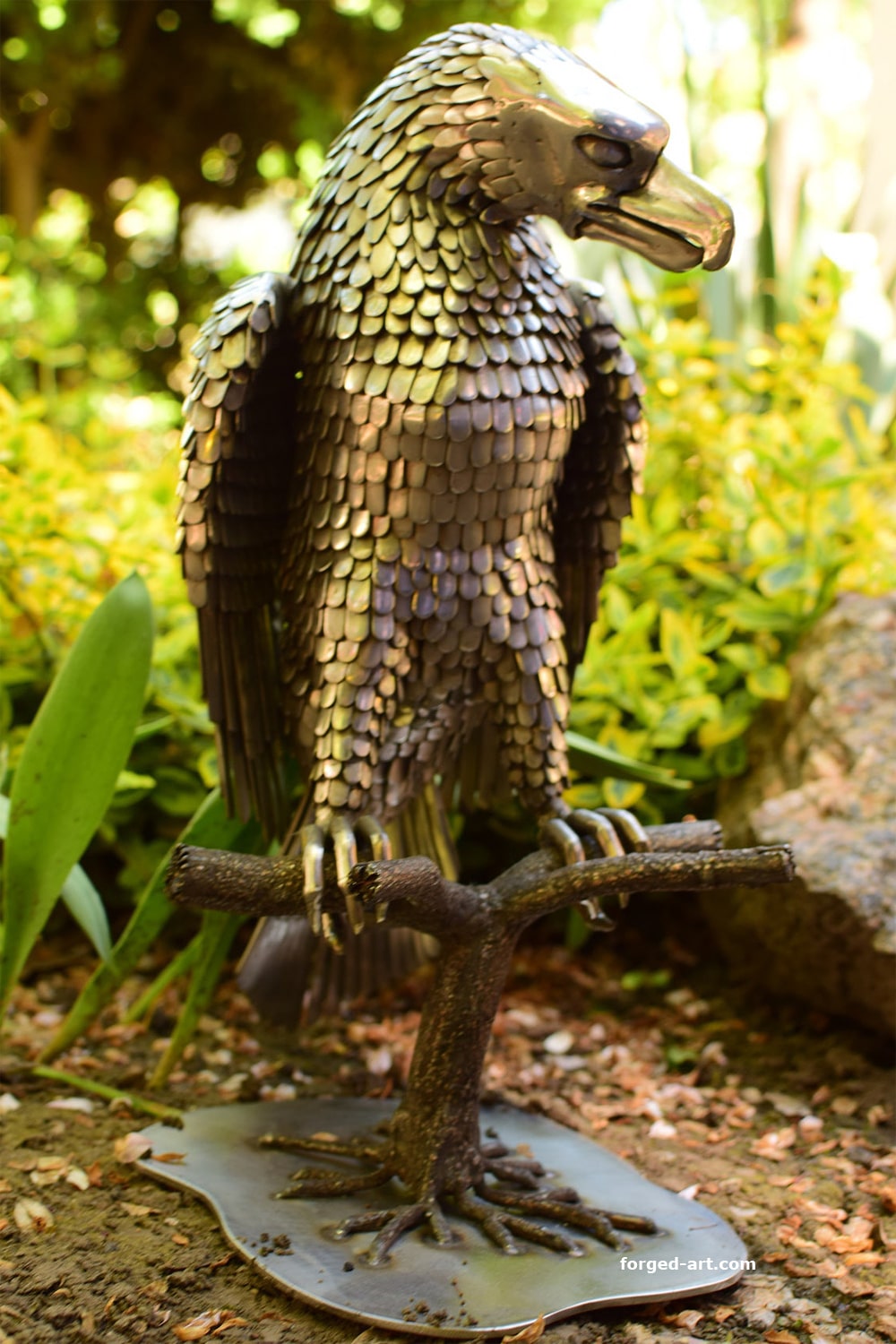 Sitzender Adler auf einem Baumstumpf, Edelstahlskulptur – Ansicht 7