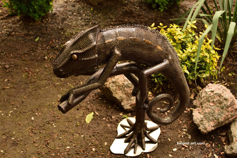 Chamäleon auf einem geschmiedeten Ast, Skulptur aus Edelstahl – Ansicht 2