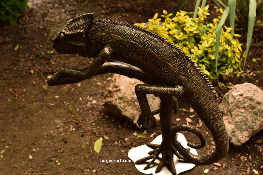 Chamäleon auf einem geschmiedeten Ast, Skulptur aus Edelstahl – Ansicht 5