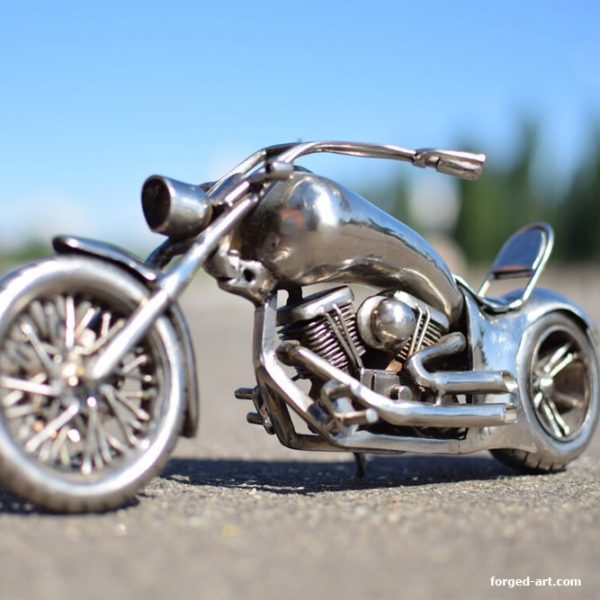 Handgefertigter Chopper als Motorradmodell aus Edelstahl