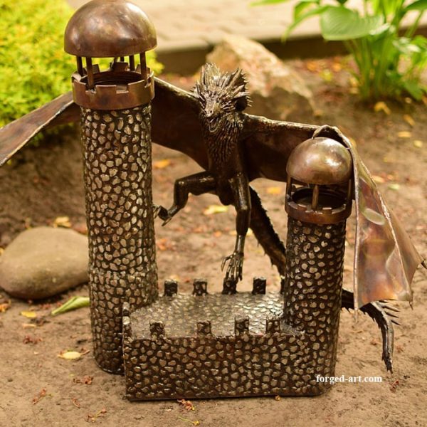 Große Edelstahlstatue eines angreifenden Drachen auf zwei Türmen