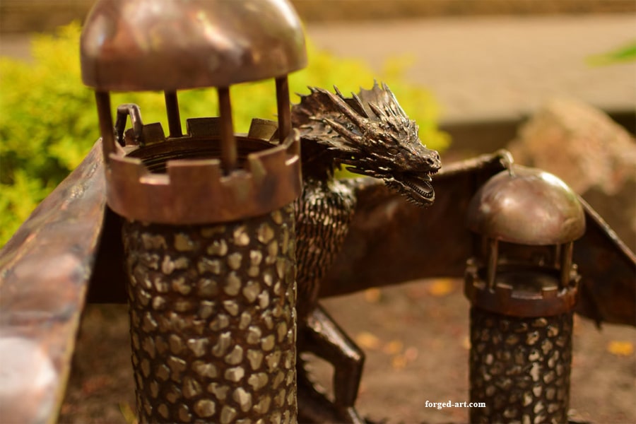 Große Edelstahlstatue eines angreifenden Drachen auf zwei Türmen – Ansicht 4