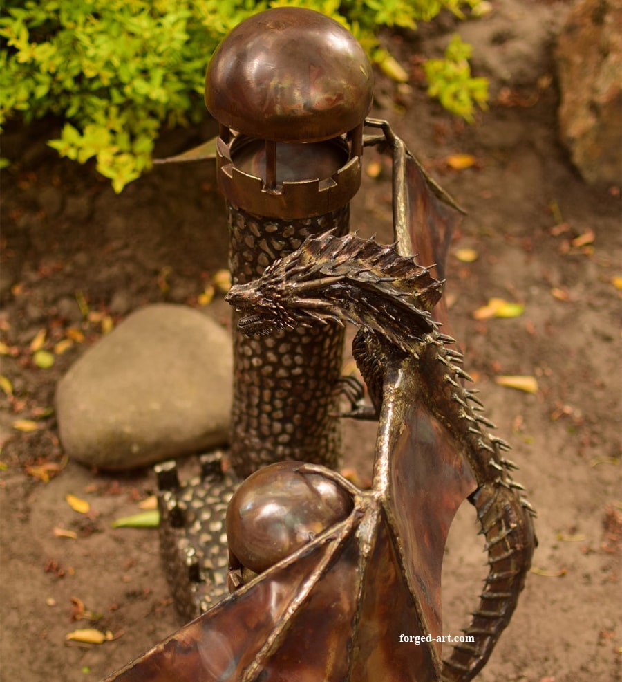 Große Edelstahlstatue eines angreifenden Drachen auf zwei Türmen – Ansicht 5