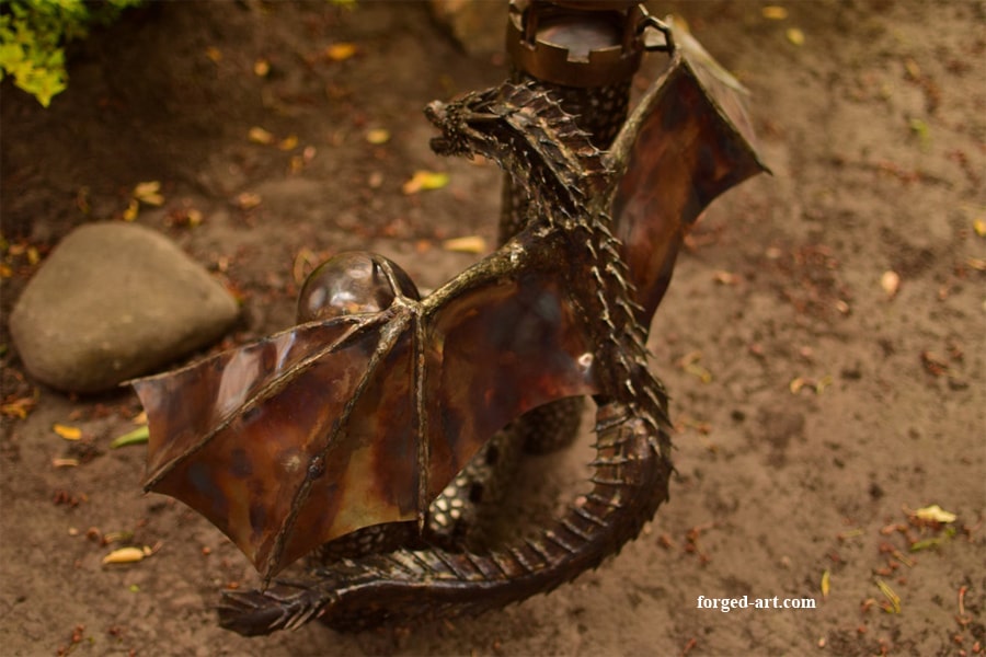 Große Edelstahlstatue eines angreifenden Drachen auf zwei Türmen – Ansicht 6