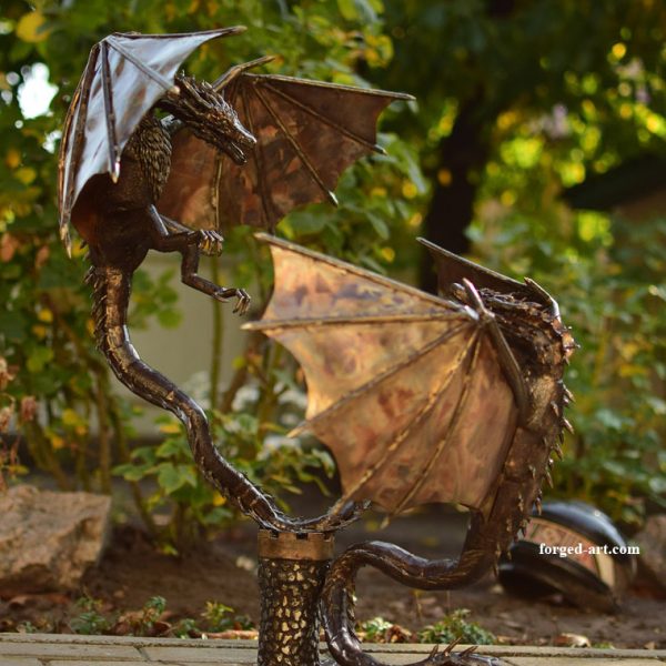 Edelstahlskulptur Drachenkampf Drogon gegen Viserion