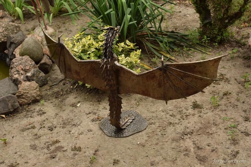 Drogon aus Game of Thrones als Edelstahlskulptur – Ansicht 3