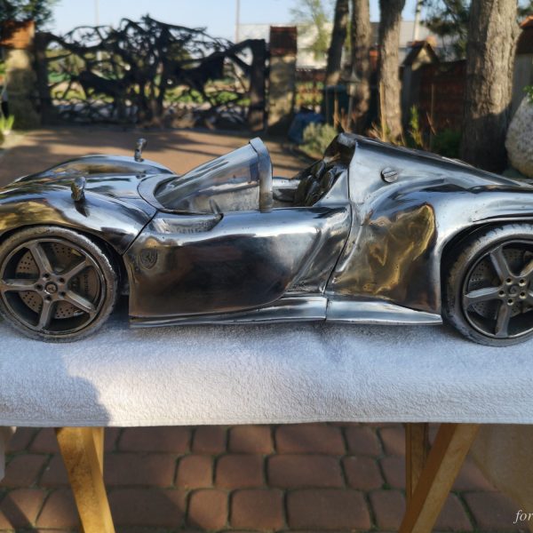 Ferrari Daytona SP3 als handgefertigtes Modell aus Edelstahl