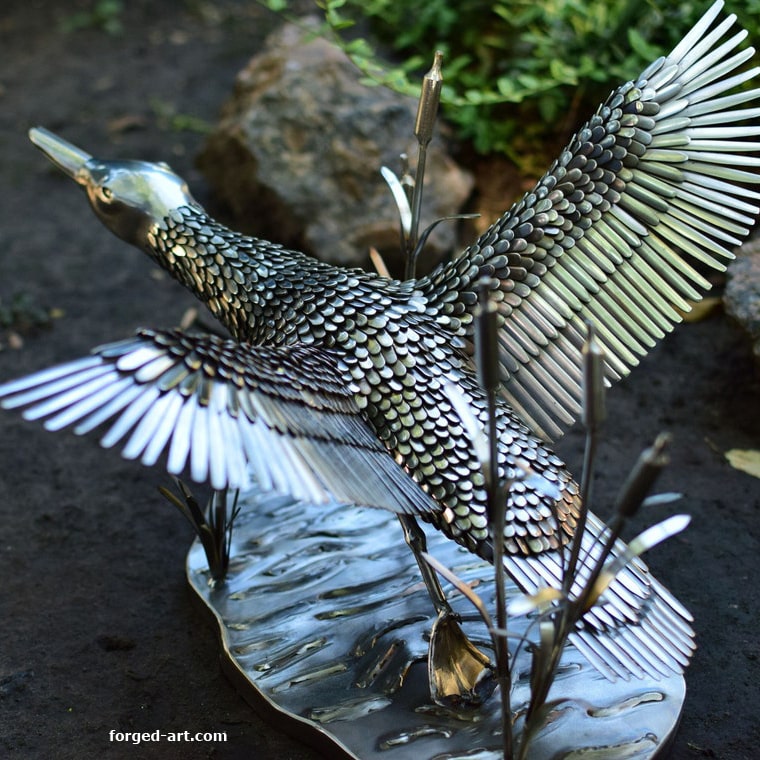 Wildente im Flug, handgeschmiedete Skulptur aus Edelstahl