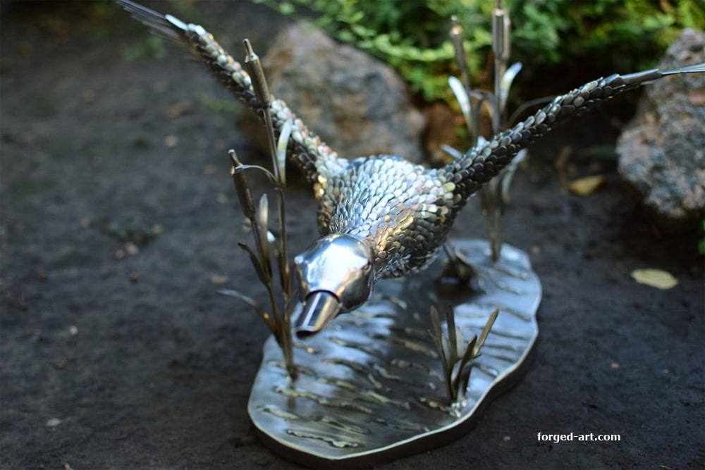 Wildente im Flug, handgeschmiedete Skulptur aus Edelstahl – Ansicht 2