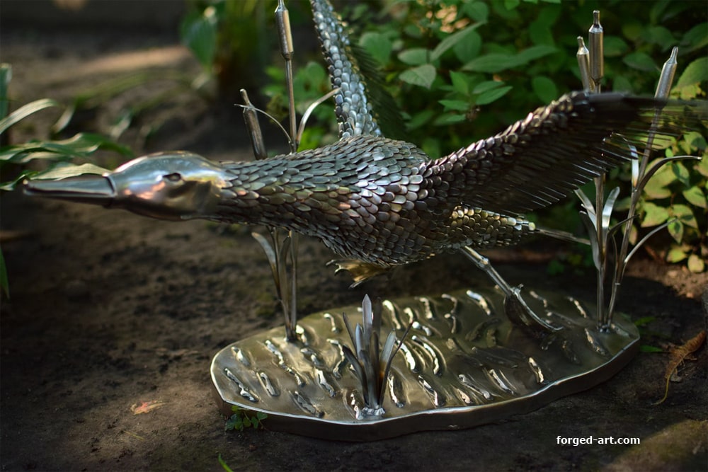 Wildente im Flug, handgeschmiedete Skulptur aus Edelstahl – Ansicht 3