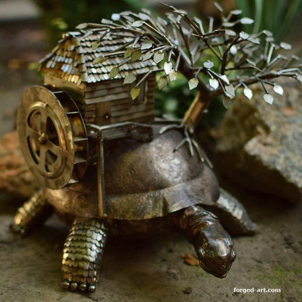 Abstrakte Edelstahlskulptur: Schildkröte trägt eine Mühle und einen Baum