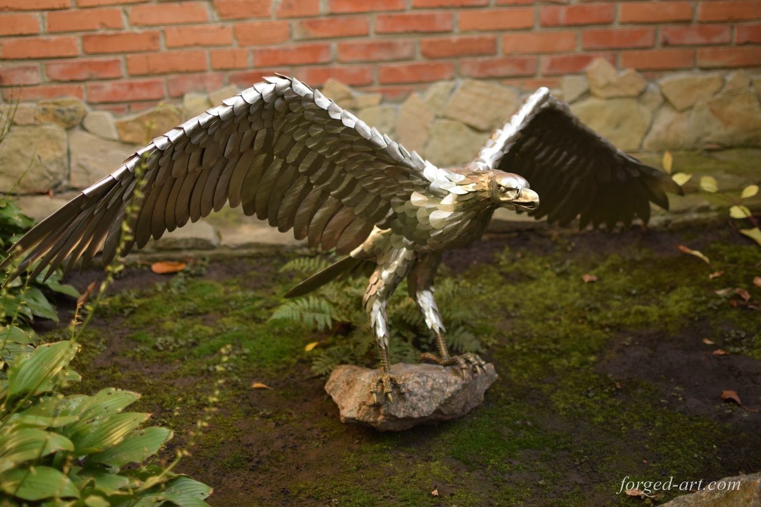 Großer Adler mit weit ausgebreiteten Flügeln landet auf einem Naturstein, Edelstahl – Ansicht 2