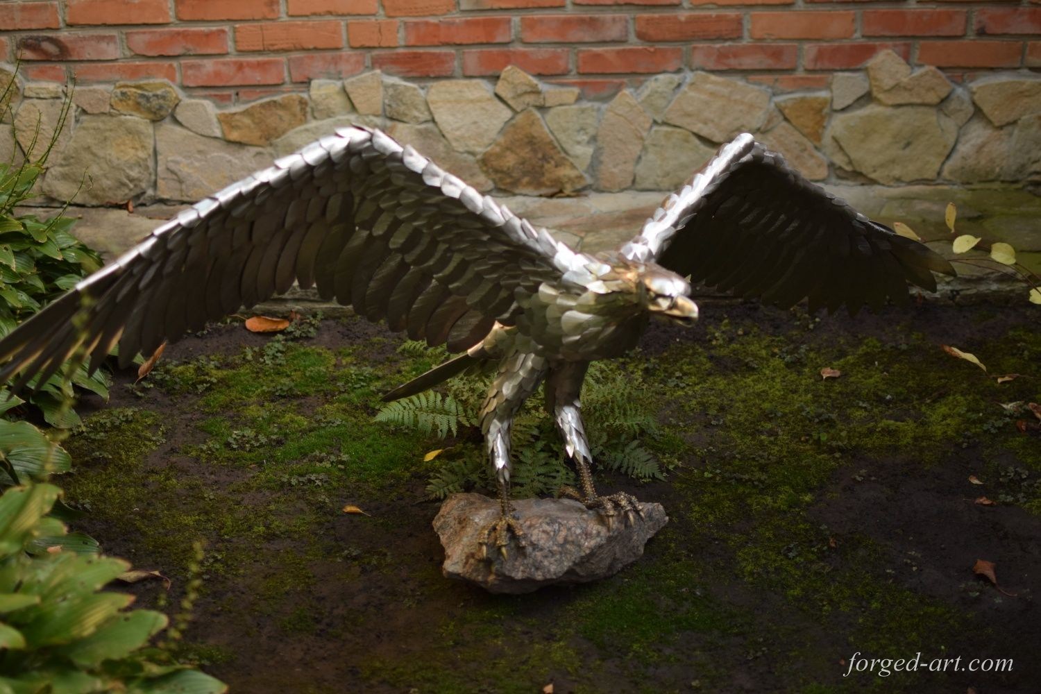 Großer Adler mit weit ausgebreiteten Flügeln landet auf einem Naturstein, Edelstahl – Ansicht 5