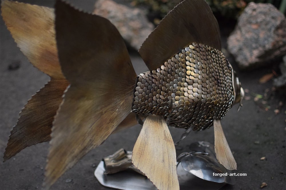Großer Goldfisch aus Edelstahl mit einzeln geschmiedeten Schuppen – Ansicht 4