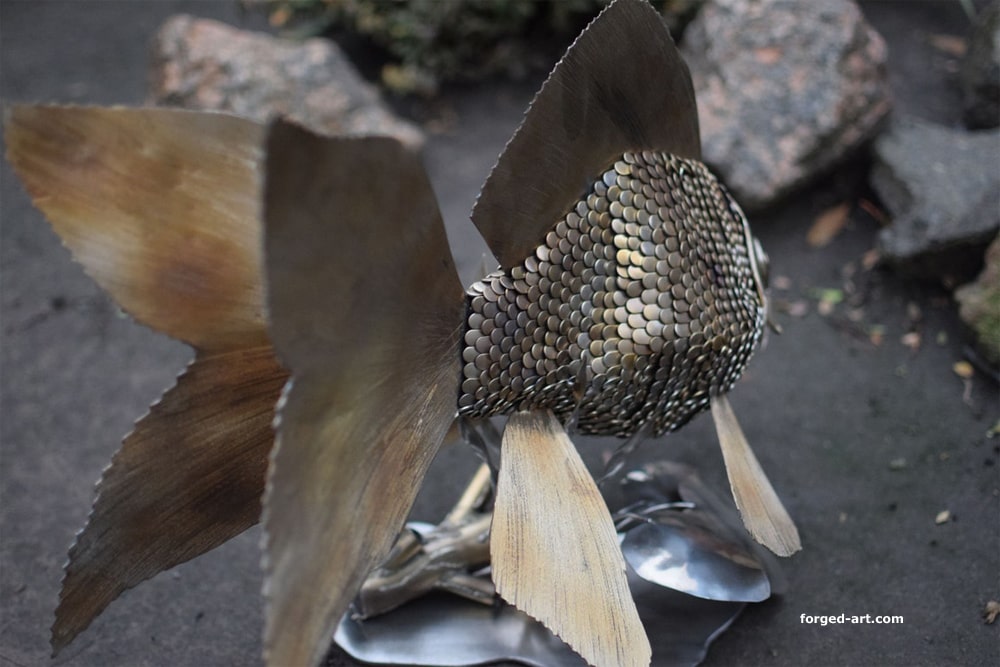 Großer Goldfisch aus Edelstahl mit einzeln geschmiedeten Schuppen – Ansicht 8