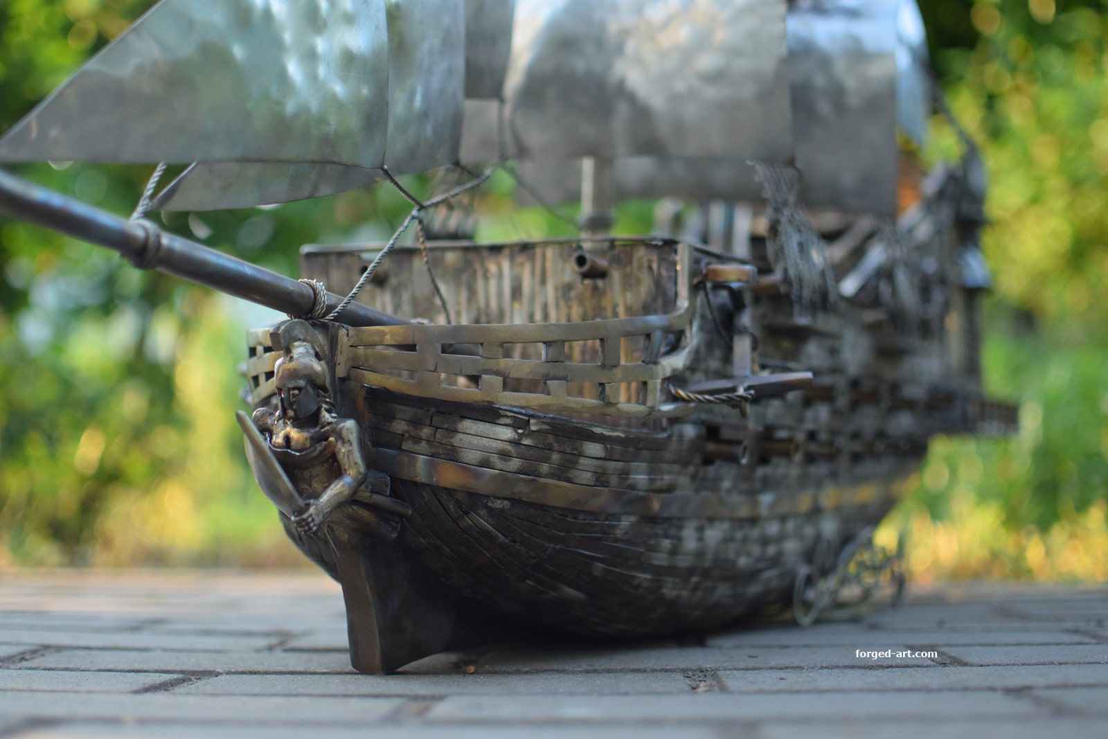 Großes Segelschiffmodell aus Edelstahl mit Ritter als Galionsfigur – Ansicht 2