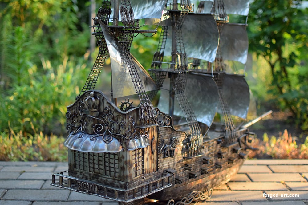 Großes Segelschiffmodell aus Edelstahl mit Ritter als Galionsfigur – Ansicht 3