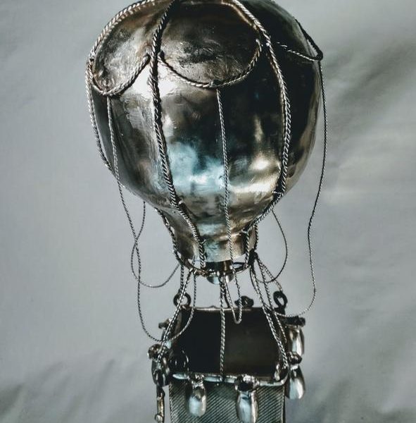 Heißluftballon mit Korb, hängende Skulptur aus Edelstahl