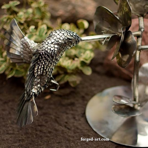 Kolibri über Orchideen, filigrane Skulptur aus Edelstahl