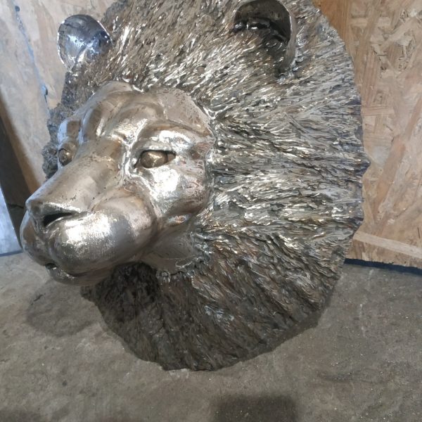 Löwenkopf mit Mähne aus Hunderten Stahlsträhnen, Wandskulptur