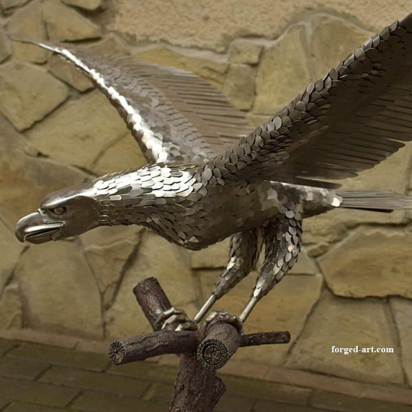 Großer Adler landet auf einem Ast, Skulptur aus Edelstahl