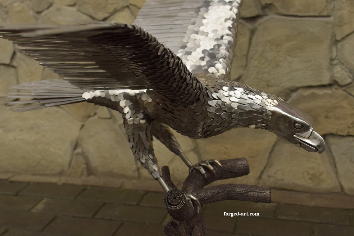 Großer Adler landet auf einem Ast, Skulptur aus Edelstahl – Ansicht 4