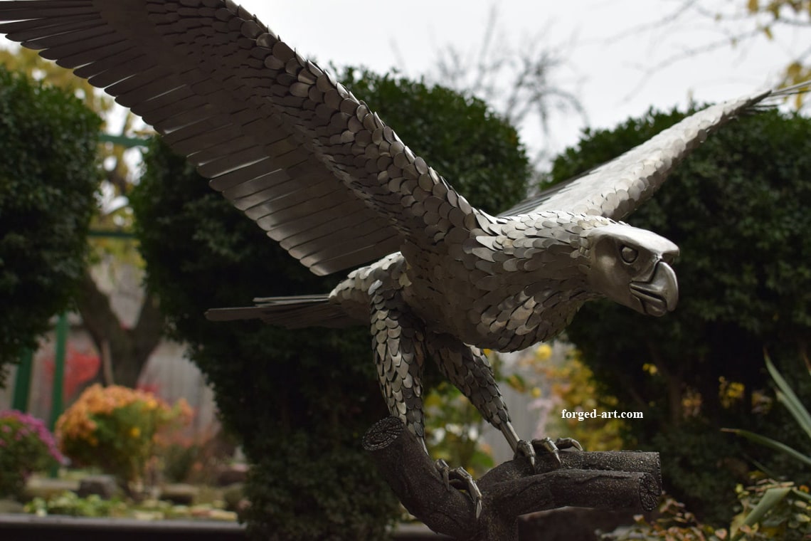 Großer Adler landet auf einem Ast, Skulptur aus Edelstahl – Ansicht 9