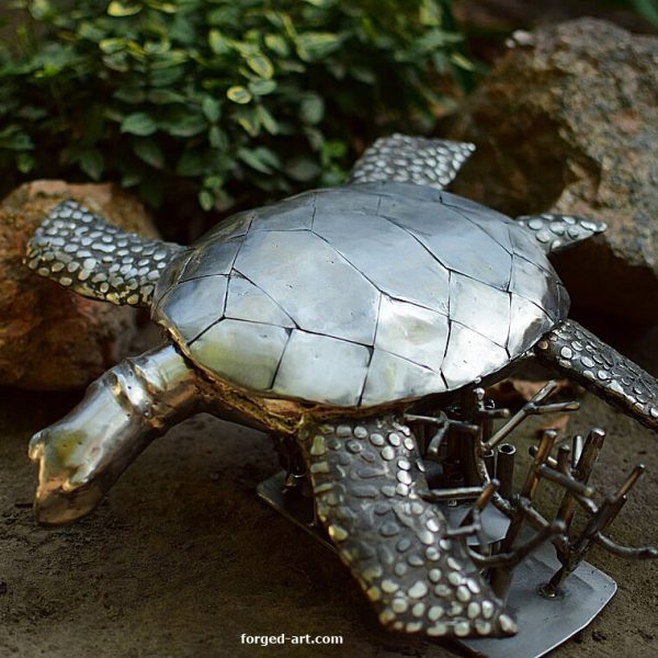 Meeresschildkröte zwischen Wasserpflanzen, Skulptur aus Edelstahl