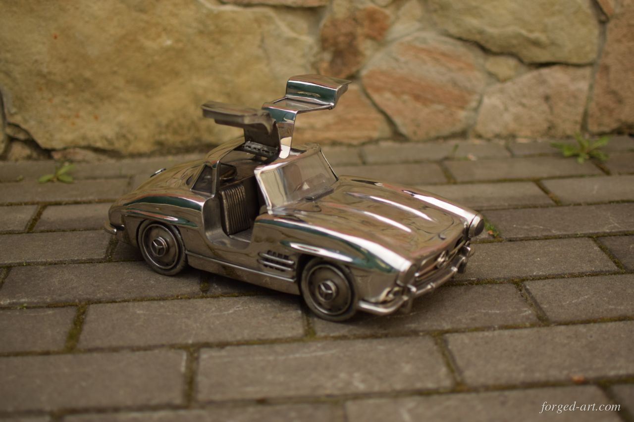 Mercedes-Benz 300 SL Flügeltürer, Modell aus poliertem Edelstahl – Ansicht 2