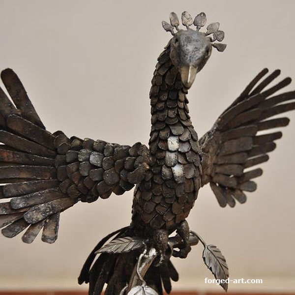 Kleiner Phönix mit ausgebreiteten Flügeln, Skulptur aus Edelstahl