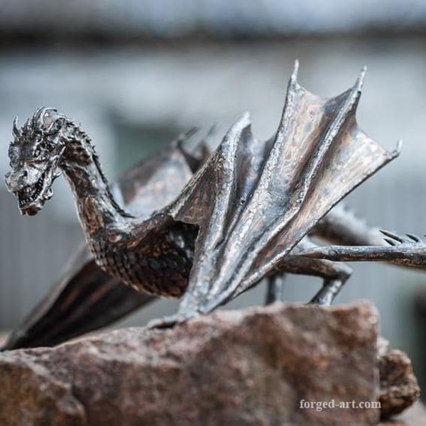 Smaug-Drachenskulptur aus Edelstahl, handgeschmiedet