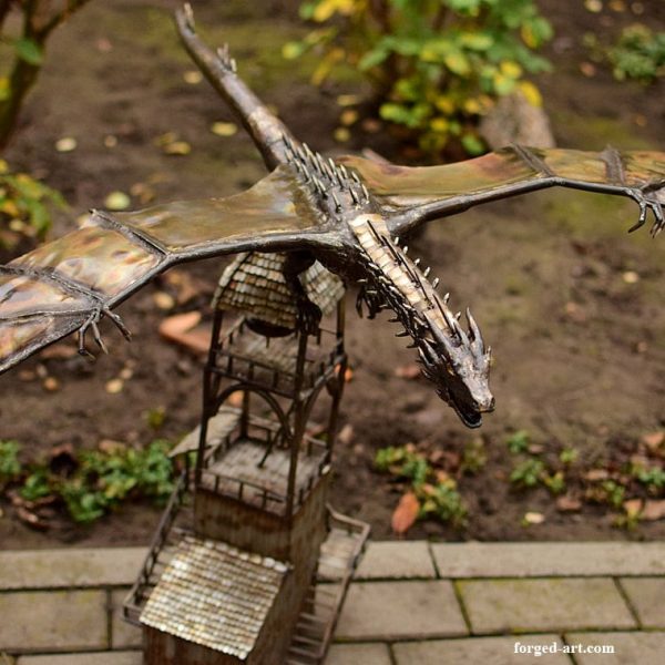 Große Drachenstatue Smaug über einem Turm, Edelstahl