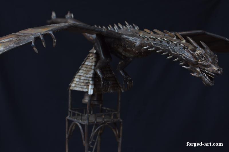 Große Drachenstatue Smaug über einem Turm, Edelstahl – Ansicht 10