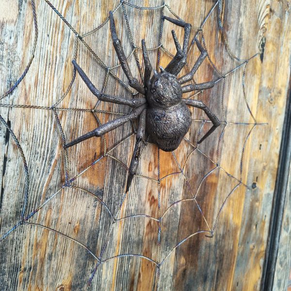 Große Spinne in ihrem Netz, geschmiedete Wandskulptur aus Stahl