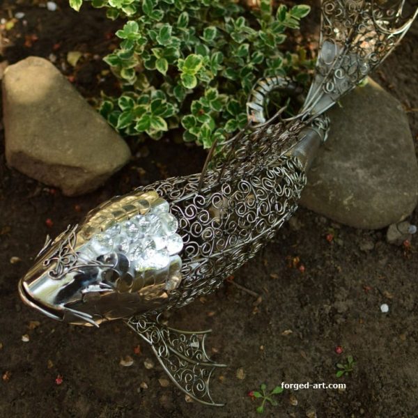 Großer Monsterfisch mit freiliegendem Skelett, Steampunk-Skulptur aus Edelstahl