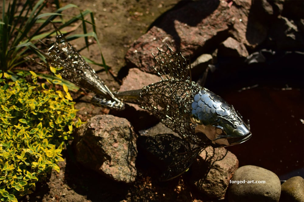 Großer Monsterfisch mit freiliegendem Skelett, Steampunk-Skulptur aus Edelstahl – Ansicht 2