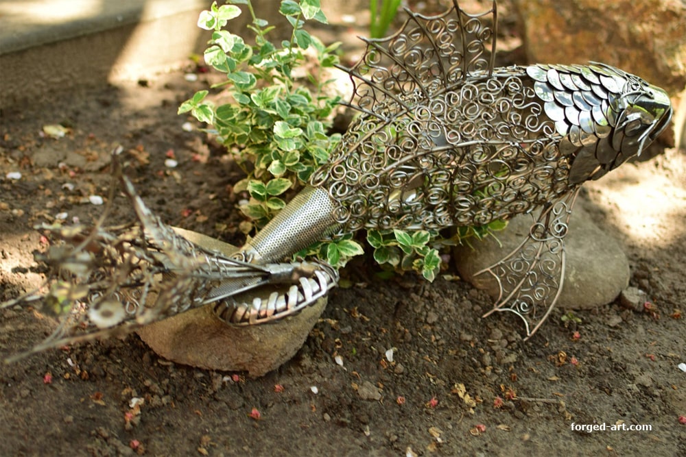 Großer Monsterfisch mit freiliegendem Skelett, Steampunk-Skulptur aus Edelstahl – Ansicht 3