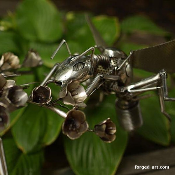 Wespe im Steampunk-Stil mit Blütenzweig, Skulptur aus Edelstahl