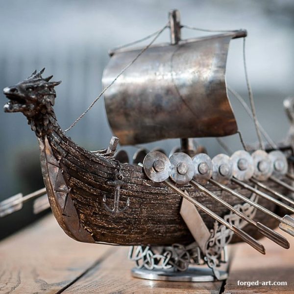 Wikingerschiff Drakkar mit Drachenkopf, Modell aus Edelstahl